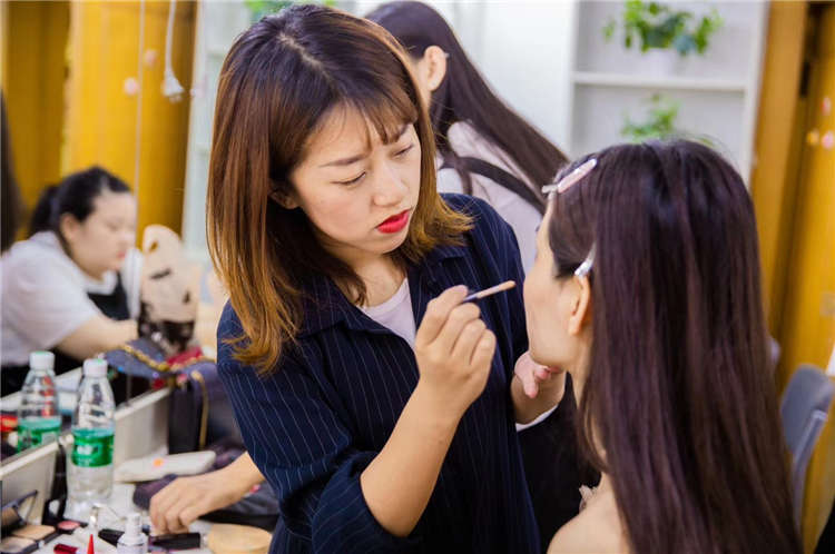 时尚化妆培训_化妆培训简单宣传语_培训化妆造型
